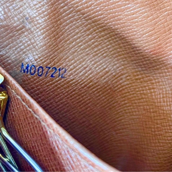 LOUIS VUITTON Vintage Monogram 6 Key Holder - Picture 10 of 10